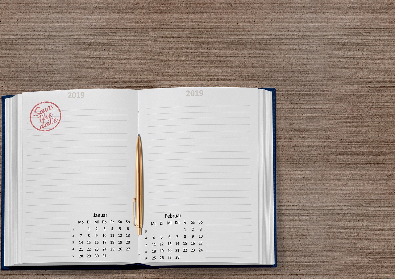 A desk calendar and notebook used to plan savings dates.