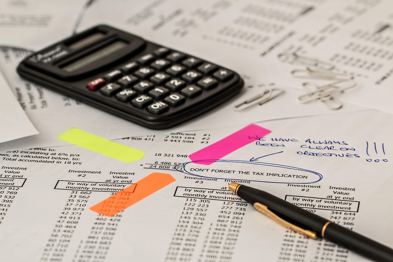 A calculator and handwritten notes used to work out a credit utilization ratio.